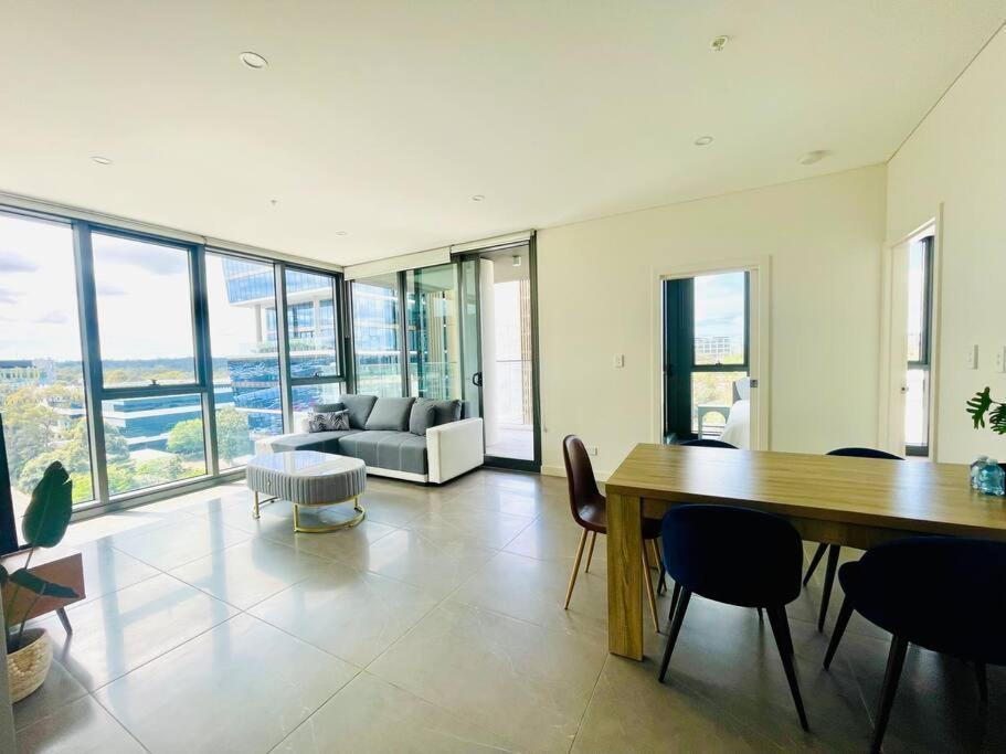 Modern Stylish 3 Bedroom - Parking, Gym, Pool Apartment *