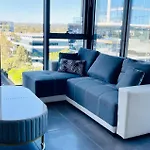 Modern Stylish 3 Bedroom Condo - Parking, Gym, Pool