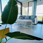 Modern Stylish 3 Bedroom Condo - Parking, Gym, Pool