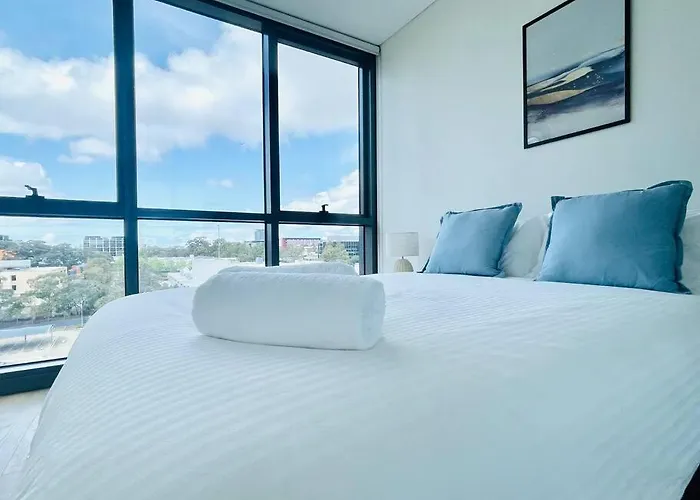 Modern Stylish 3 Bedroom Condo - Parking, Gym, Pool