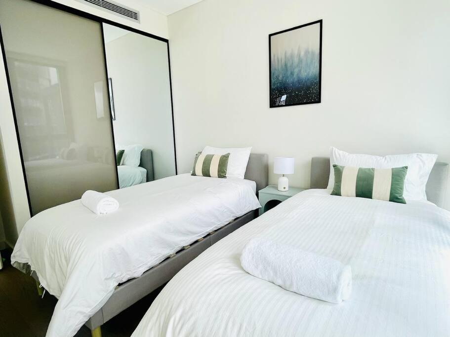 Apartment Modern Stylish 3 Bedroom - Parking, Gym, Pool *