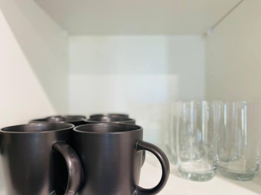 Modern Stylish 3 Bedroom - Parking, Gym, Pool *
