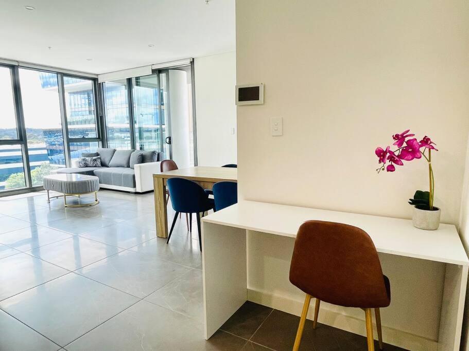 Modern Stylish 3 Bedroom - Parking, Gym, Pool * Sydney