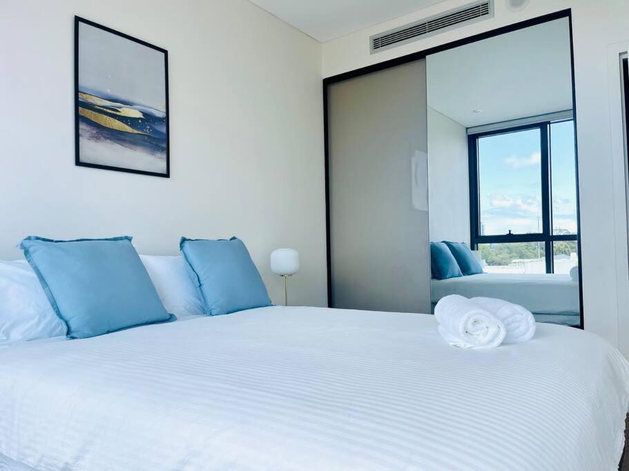 Modern Stylish 3 Bedroom - Parking, Gym, Pool Apartment