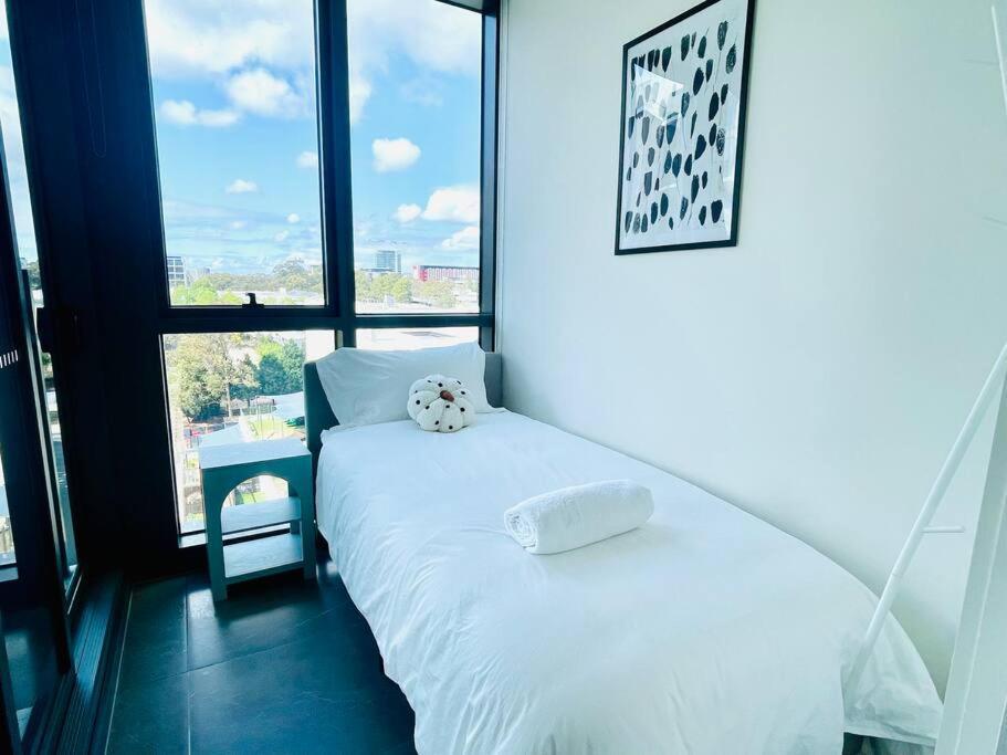 Modern Stylish 3 Bedroom - Parking, Gym, Pool *