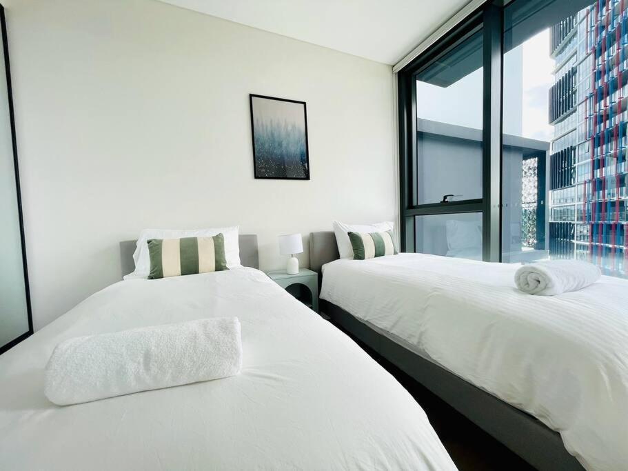 Modern Stylish 3 Bedroom - Parking, Gym, Pool Sydney