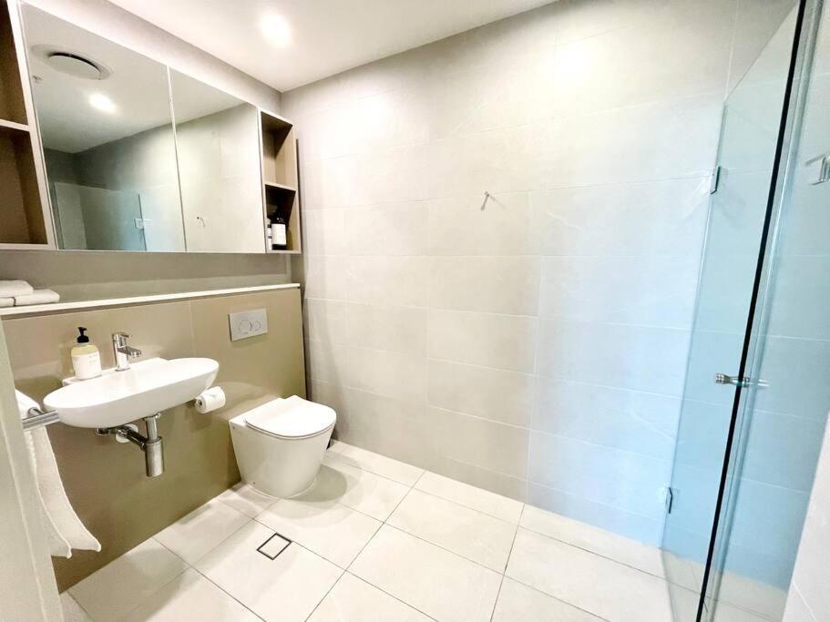 Modern Stylish 3 Bedroom - Parking, Gym, Pool