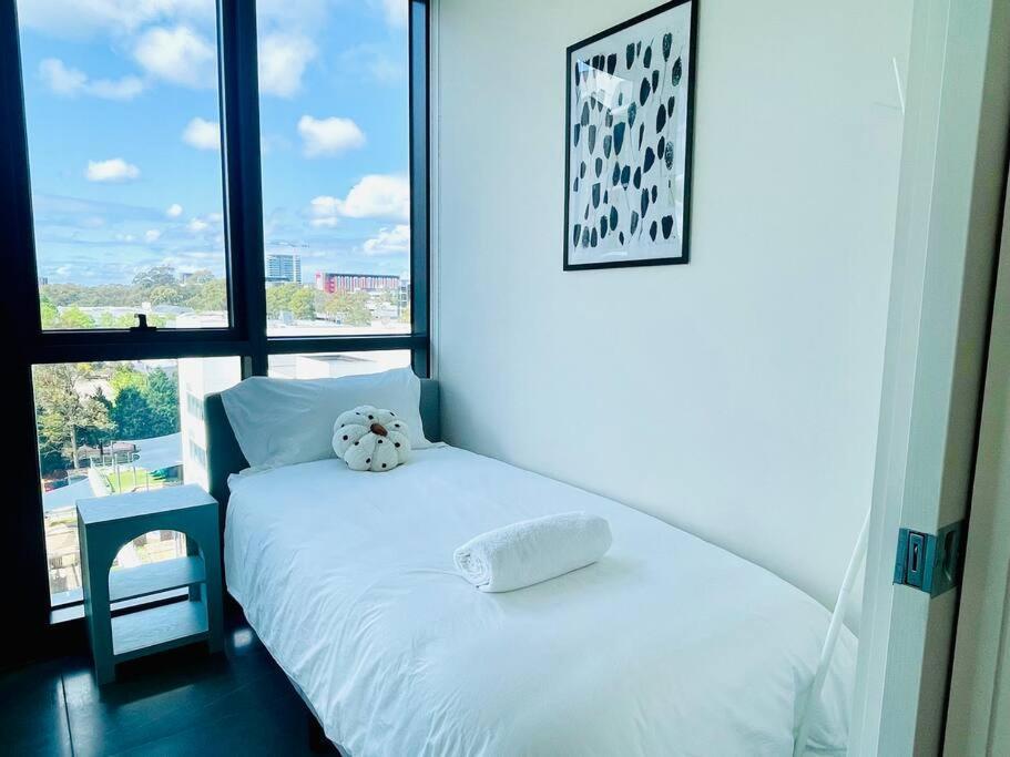Modern Stylish 3 Bedroom - Parking, Gym, Pool Apartment Sydney