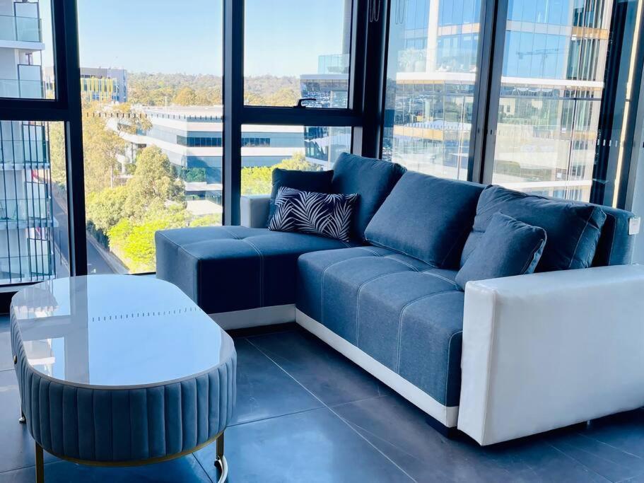 Modern Stylish 3 Bedroom - Parking, Gym, Pool *