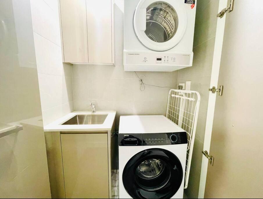 Modern Stylish 3 Bedroom - Parking, Gym, Pool Sydney