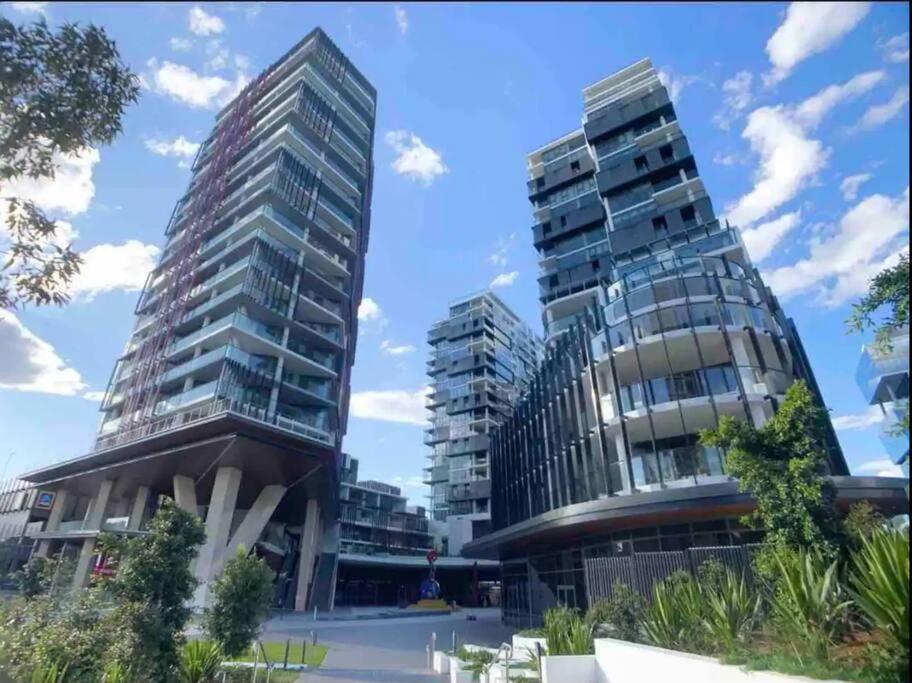 Modern Stylish 3 Bedroom - Parking, Gym, Pool * Sydney