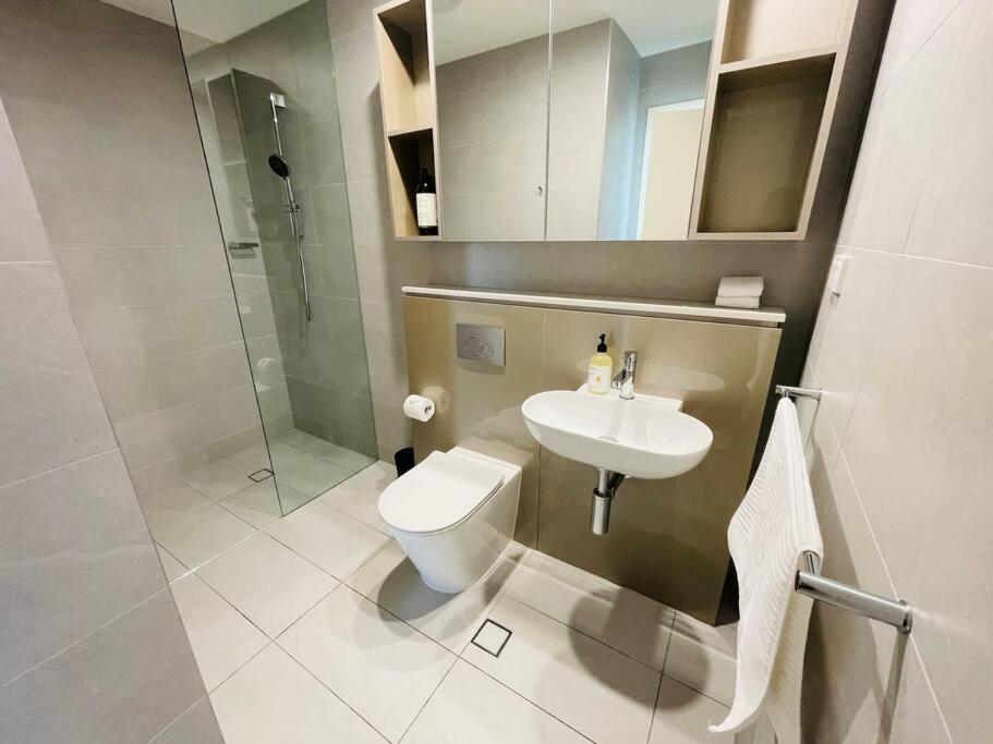 Modern Stylish 3 Bedroom - Parking, Gym, Pool