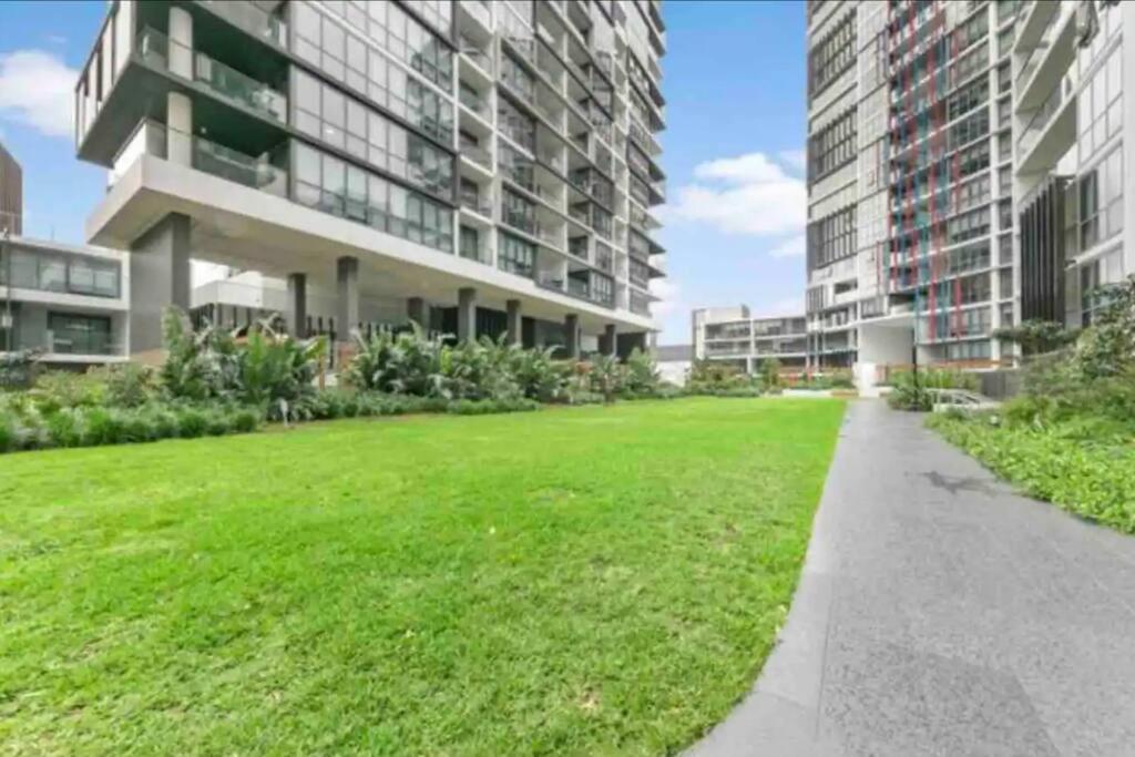 Modern Stylish 3 Bedroom - Parking, Gym, Pool Apartment