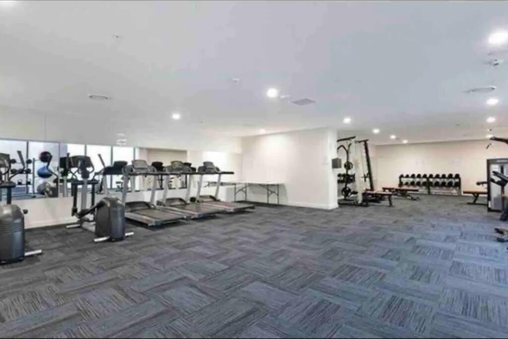 Modern Stylish 3 Bedroom - Parking, Gym, Pool Apartment Sydney