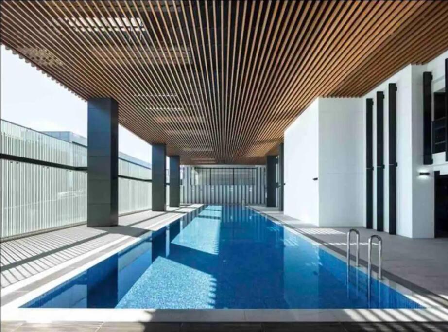 Modern Stylish 3 Bedroom - Parking, Gym, Pool Sydney