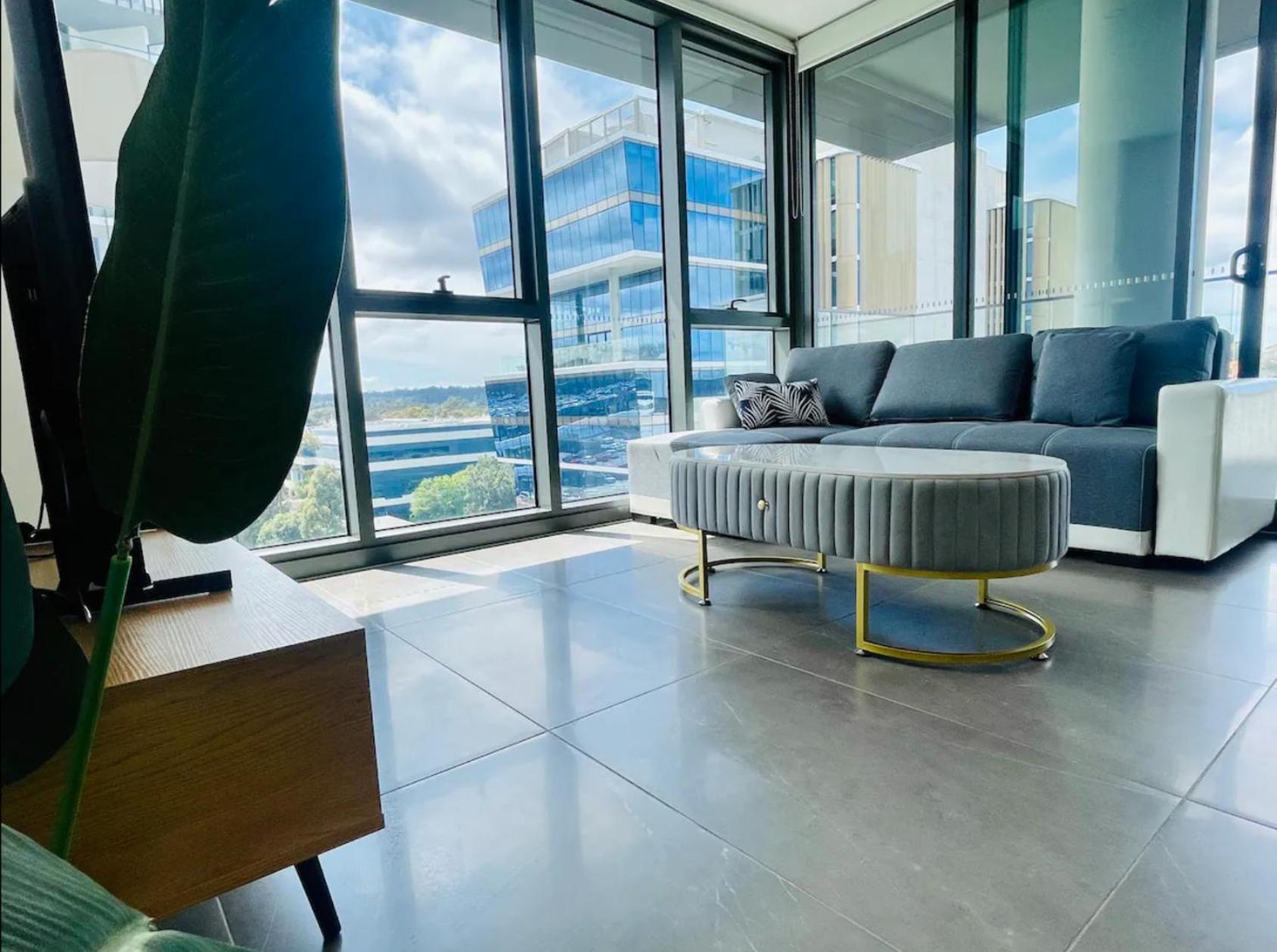 Modern Stylish 3 Bedroom - Parking, Gym, Pool Apartment Sydney
